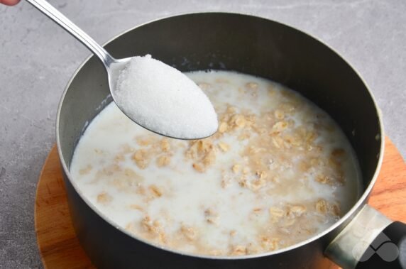 Oat porridge with blueberries and almonds - recipe photo, step 2