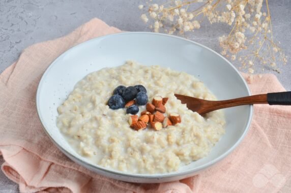 Oat porridge with blueberries and almonds - recipe photo, step 4