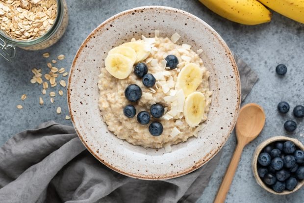 Oatmeal porridge with coconut chips Oatmeal porridge with coconut chips