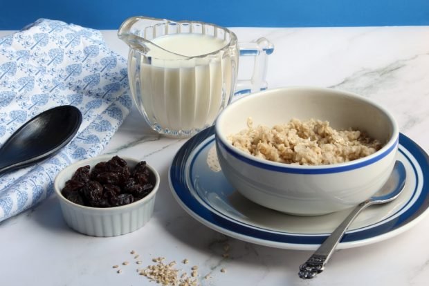 Oatmeal with raisins in a slow cooker Oatmeal with raisins in a slow cooker