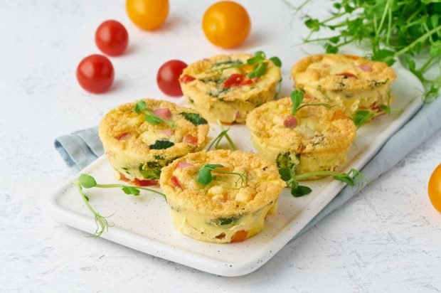 Omlet baked with bacon and vegetables in portioned molds Omlet baked with bacon and vegetables in portioned molds