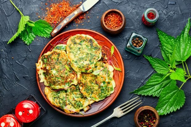 Pancakes from nettles and beetroot tops