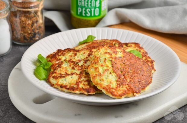 Pancakes from turkey with zucchini and yogurt