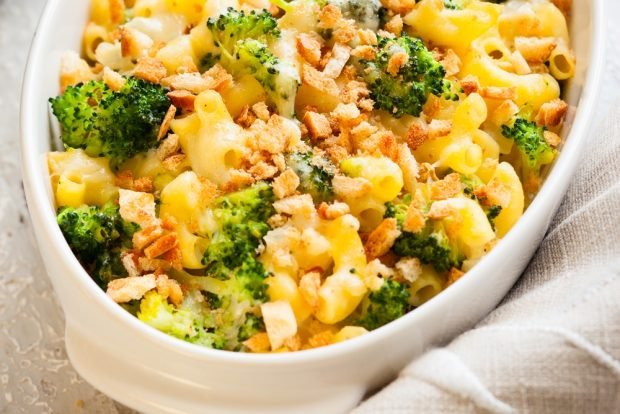 Pasta casserole with broccoli and crackers Pasta casserole with broccoli and crackers