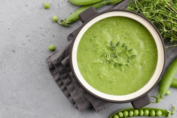Pea puree soup made of young peas