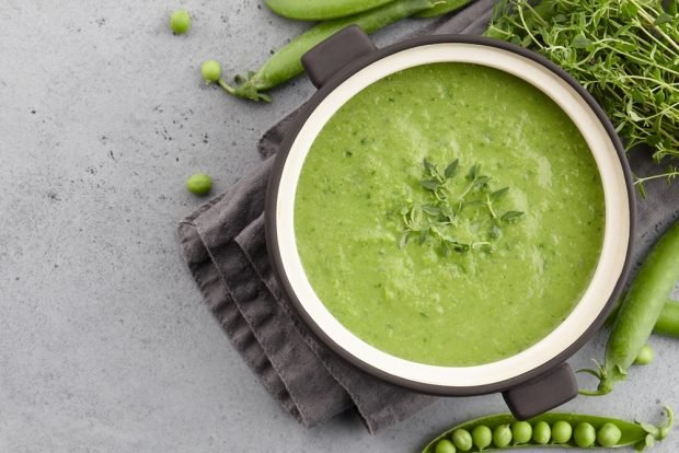 Pea puree soup made of young peas Pea puree soup made of young peas