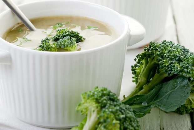 Pea puree soup with broccoli Pea puree soup with broccoli