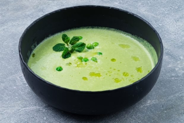 Pea puree soup with mint