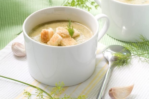 Pea puree soup with mushrooms