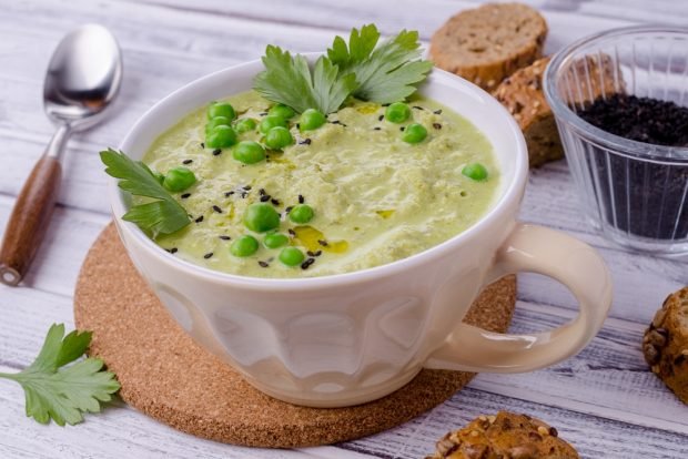 Pea puree soup with potatoes