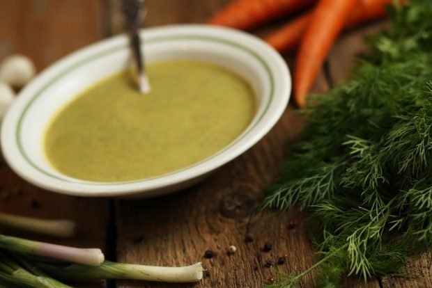 Pea puree soup with vegetables