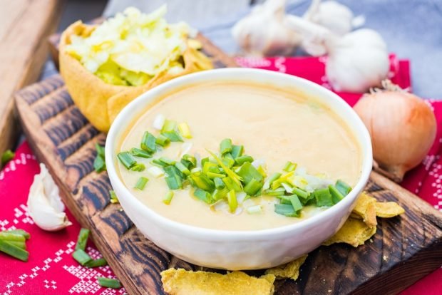 Pea puree soup with zucchini