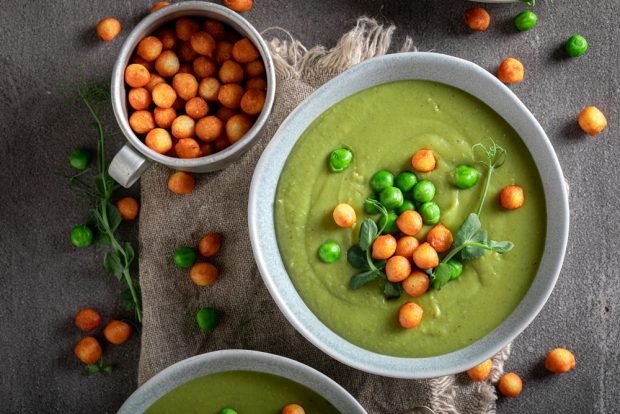 Pea soup-puree with chickpeas