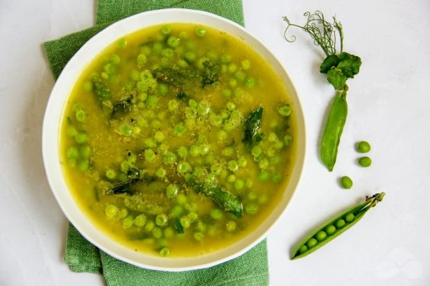 Pea soup with young peas and herbs Pea soup with young peas and herbs