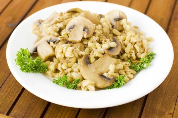 Pearl barley porridge with champignons in a slow cooker Pearl barley porridge with champignons in a slow cooker