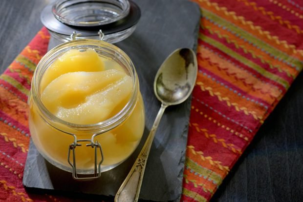 Pears in syrup slices for the winter