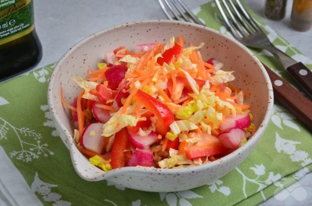 Peking cabbage salad with bell pepper and carrots