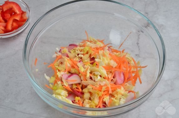 Peking cabbage salad with bell pepper and carrots - recipe photo, step 4
