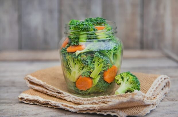 Pickled broccoli with carrots Pickled broccoli with carrots