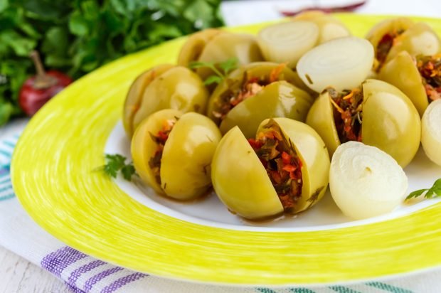 Pickled green tomatoes with garlic for the winter Pickled green tomatoes with garlic for the winter