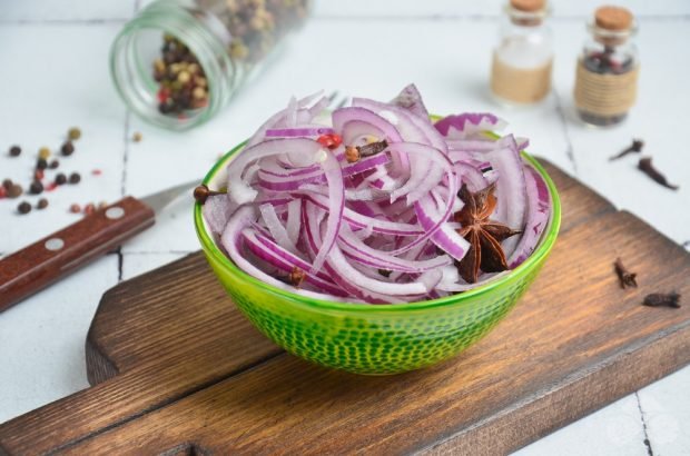 Pickled purple onion with clove Pickled purple onion with clove