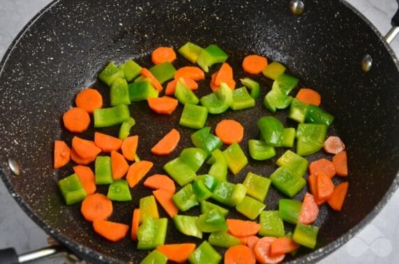 Pilaf with shrimp and vegetables - recipe photo, step 2