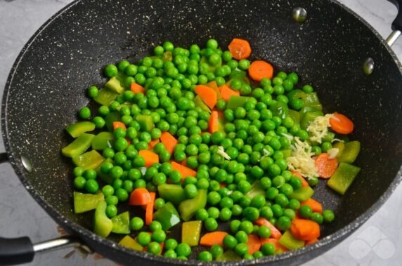 Pilaf with shrimp and vegetables - recipe photo, step 3