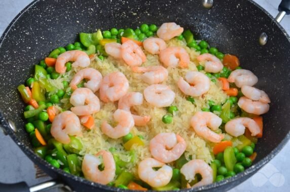Pilaf with shrimp and vegetables - recipe photo, step 4