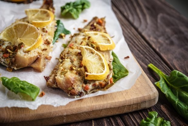 Pill with spinach and lemon in the oven