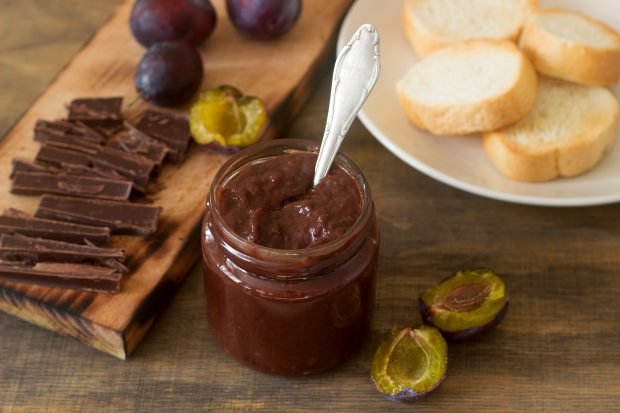 “Plum in chocolate” from cocoa for the winter “Plum in chocolate” from cocoa for the winter