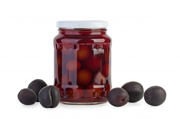 Plum in syrup with bones for the winter Plum in syrup with bones for the winter