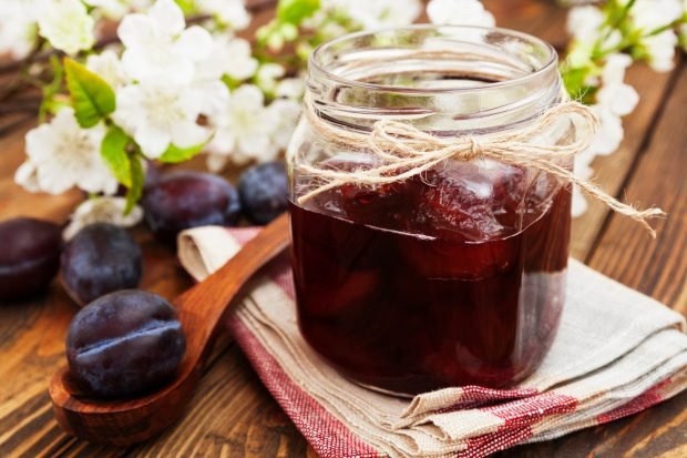 Plum jam with bones Plum jam with bones