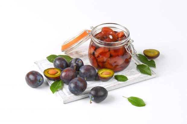 Plums in its own juice for the winter Plums in its own juice for the winter