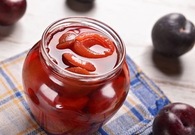Plums in syrup for the winter Plums in syrup for the winter