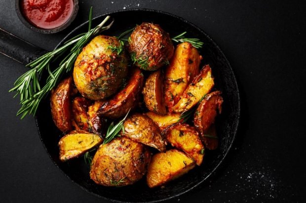Potato in a rustic, baked in acute sauce Potato in a rustic, baked in acute sauce