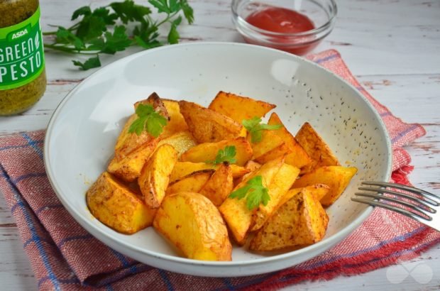 Potatoes in a nervous with spices and onion powder