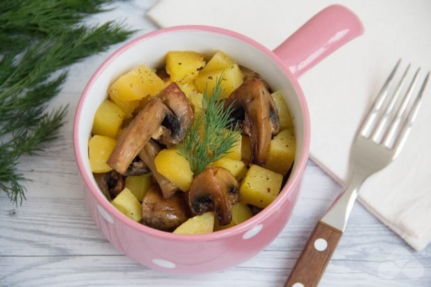 Potatoes with champignons in pots Potatoes with champignons in pots