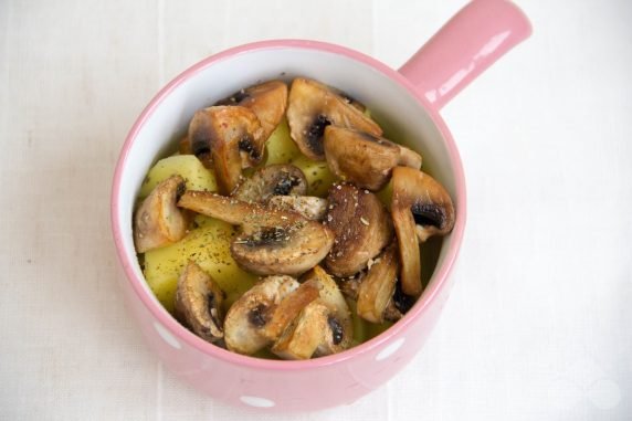 Potatoes with champignons in pots - recipe photo, step 2