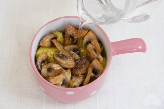 Potatoes with champignons in pots - recipe photo, step 3