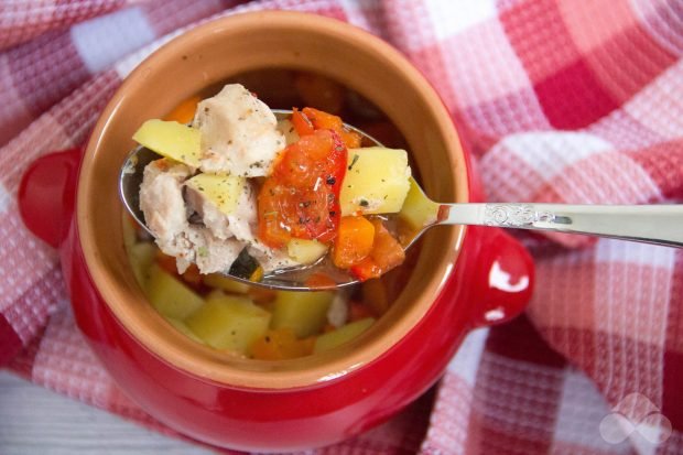 Potatoes with chicken and vegetables in pots Potatoes with chicken and vegetables in pots