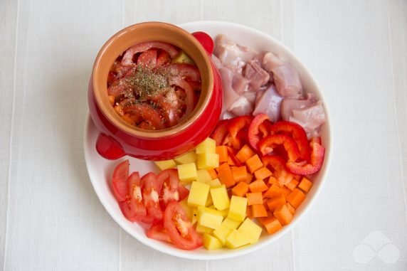 Potatoes with chicken and vegetables in pots - recipe photo, step 1