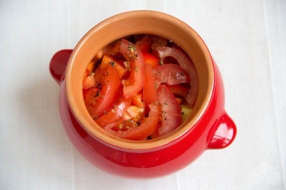 Potatoes with chicken and vegetables in pots - recipe photo, step 2