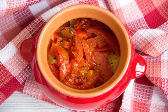Potatoes with chicken and vegetables in pots - recipe photo, step 3