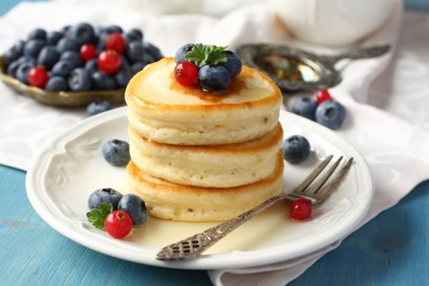 Puffy pies of pancakes on kefir