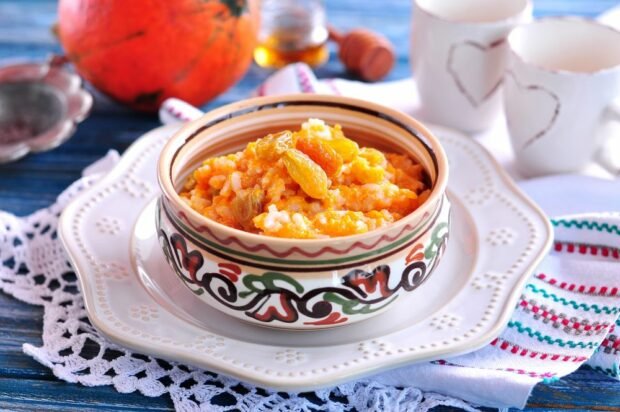 Pumpkin porridge with rice and raisins