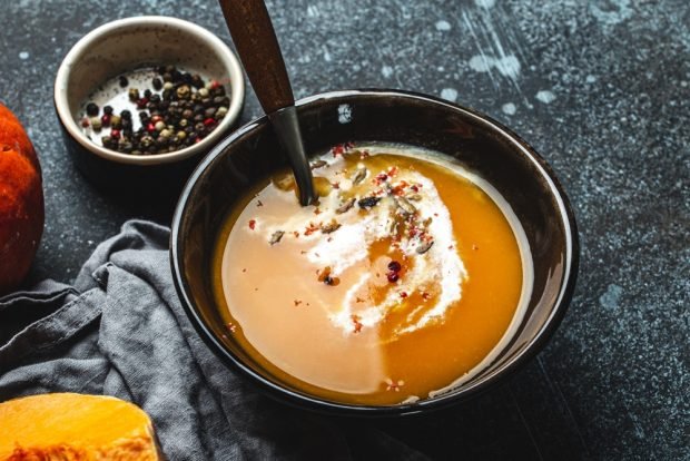 Pumpkin puree soup with pepper and cinnamon