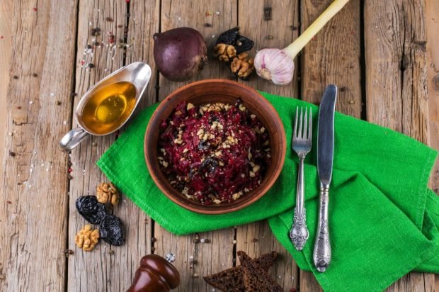 Raw beetroot salad, prunes and nuts Raw beetroot salad, prunes and nuts