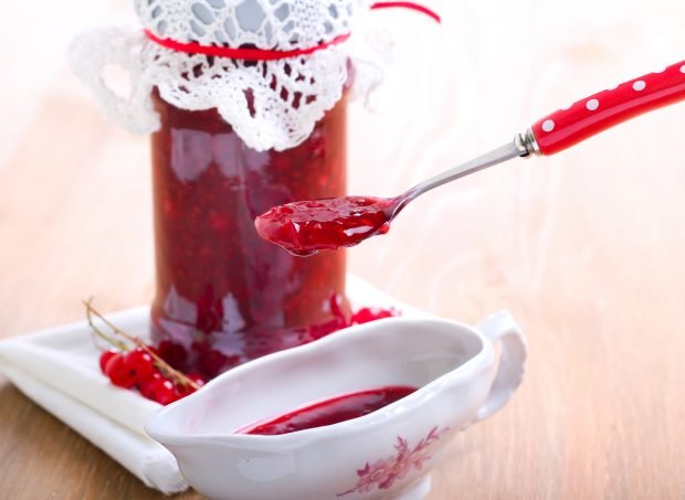 Red currant meat sauce for the winter Red currant meat sauce for the winter
