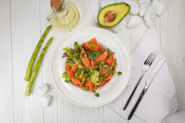 Red fish and asparagus salad