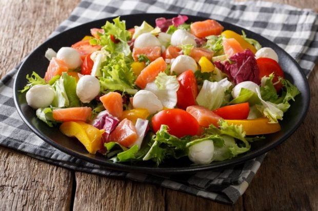 Red fish salad, mozzarella and vegetables